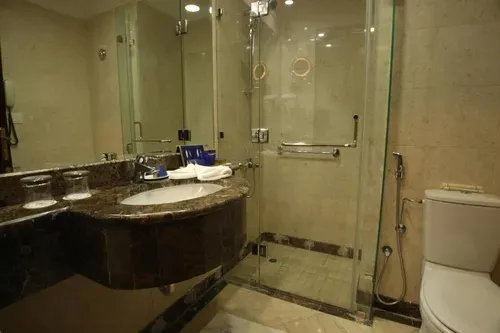 Al-Rawda-Al-Aqeeq-Hotel-bathroom.webp