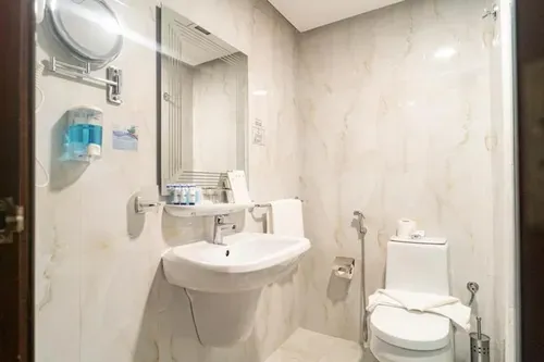 Emaar-Elite-Al-Madina-Hotel-bathroom.webp